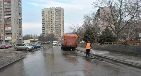 Пет машини на две смени мият улиците