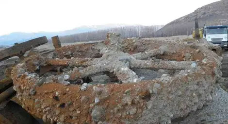 Две парни машини "изплуваха" от Струма край Петрич /галерия/