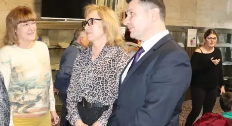 Директорът на русенската библиотека Теодора Евтимова с доц. Красимира Александрова и доц. Радослав Спасов.