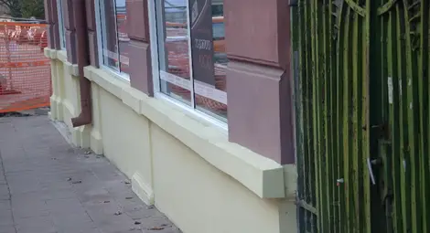 Боя съсипва каменните орнаменти на красиви сгради в стария център