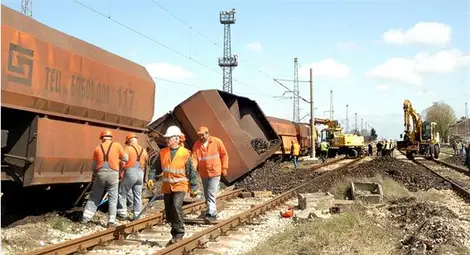 Дерайлиралият влак возел 1 440 това брикети за ТЕЦ Бобов дол /галерия/