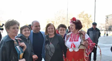 Ветеранки от &bdquo;Дунав&ldquo; вързаха мартеничка на кмета Стоилов