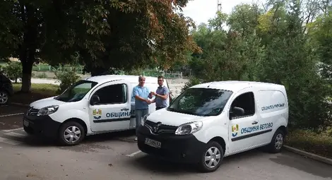 Два нови автомобила разнасят храна на бедните във Ветово