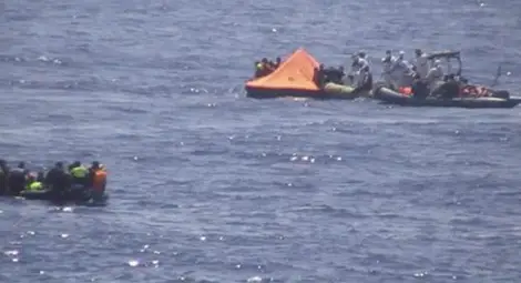 Лодка със 100 бежанци се обърна край гръцки остров, десет се удавиха