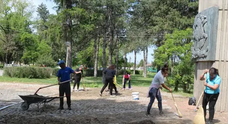 Предпразнично почистиха исторически паметници в Русенско по инициатива на областния управител Драгомир Драганов Предпразнично почистиха исторически паметници в Русенско по инициатива на областния управител Драгомир Драганов
