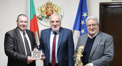 Акад. Пламен Карталов /в средата/, издателят Иван Гранитски /вдясно/ и областният управител Борислав Българинов. Снимка: ОА