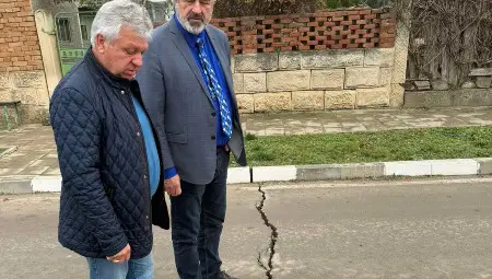 Спукана тръба доведе до пропадане на главната улица в село Екзарх Йосиф Спукана тръба доведе до пропадане на главната улица в село Екзарх Йосиф