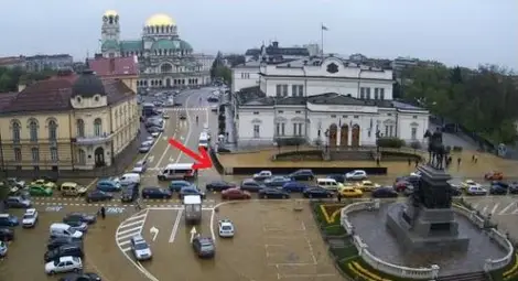 Върнаха обратно оградите пред парламента Върнаха обратно оградите пред парламента