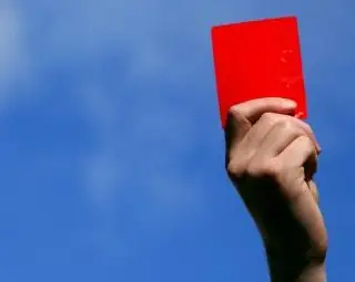 Футболен рефер осъди играчи за „калъф“, „цървул“ и шамари Футболен рефер осъди играчи за „калъф“, „цървул“ и шамари