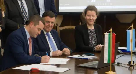 Подписването на споразумението в Русе.  Снимки: Архив