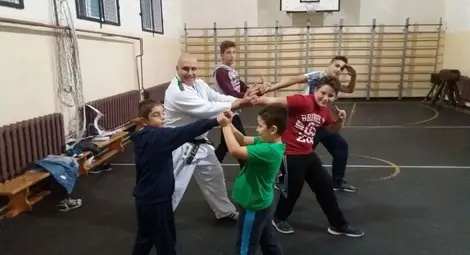 Помощникът на родителите Боян учи децата на морал, дисциплина и благородство