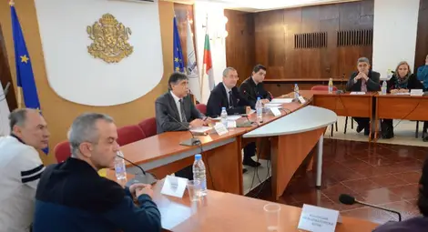 Областният управител Стефко Бурджиев и представителите на партиите се разбраха за час. 	   Снимка: Красимир СТОЯНОВ