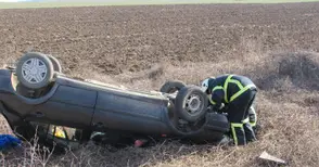 Трима души са в болница, след като кола се обърна по таван