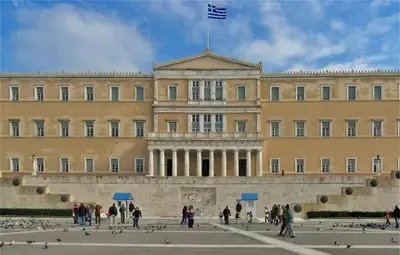 Евакуираха атинския площад Синтагма заради сигнал за бомба