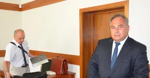 Подпис със запетая отложи делото за уволнението на бившия шеф на митницата