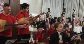 Прасенцата Ниф-Ниф и Наф-Наф раздадоха  късмети за руската Стара Нова година