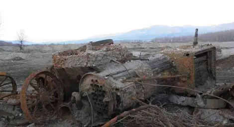 Две парни машини "изплуваха" от Струма край Петрич /галерия/