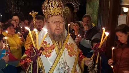 Митрополит Наум води службата на Възкресение Христово в обновената църква &bdquo;Света Петка&ldquo;.