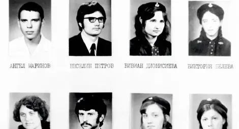 Бъдещият професор като ученик в АЕГ "Гео Милев" - на горния ред, втори отляво надясно.  Снимки: Личен архив