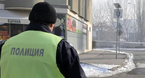 Пиян полицай строява на купон: Красив, по-красив, най-красив...