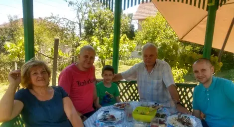 Христина с мъжа си, двамата си сина и внука Максим в беседката в двора в Просена. Снимки: Авторът и личен архив Христина с мъжа си, двамата си сина и внука Максим в беседката в двора в Просена. Снимки: Авторът и личен архив