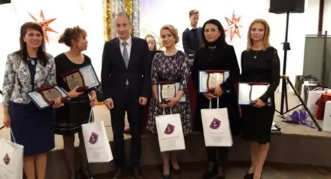 Диана Иванова / втората отдясно наляво/ заедно с министъра на образованието Красимир Вълчев и други наградени учители.          					           Снимка: СБУ