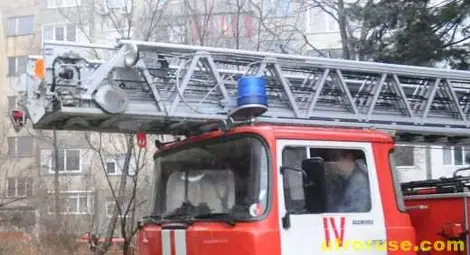 Викат пожарната да мести 135-килограмов мъж 