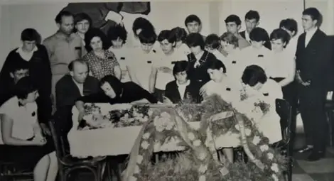 &bdquo;Сбогом&ldquo;... Русенските съученици: седнали отпред в центъра Маргарита и Румяна, прав отзад в средата Петър Жендов (Тонев), най-крайният вдясно  Стоил Минчев Стоилов (загинал при съмнителни обстоятелства като дипломат), пред него русенката Пенка Емилова (Ангелова), професор, основател на МК &bdquo;Елиас Канети&ldquo;, прав отляво Борислав Костов, а до него - класният Петракиев.