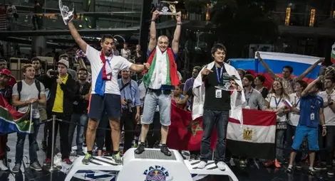 Българин хвърли хартиено самолетче на сензационно дълга дистанция