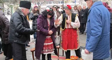 Обредното животно Бразая гони злите духове на площада в Русе /галерия/