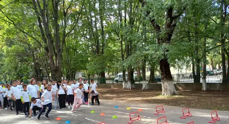 Спазвам правилата за безопасно движение - състезание по безопасност на движението в училище "Възраждане" в Русе Спазвам правилата за безопасно движение - състезание по безопасност на движението в училище "Възраждане" в Русе