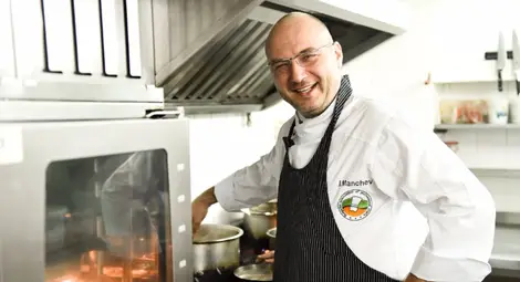 Актьорът-ресторантьор Август Попов ще накара кулинарния артист шеф Манчев да спусне завесите на кошмарно заведение