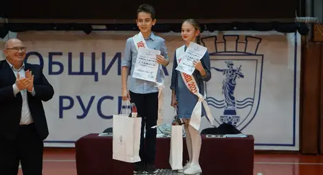 Михаела Луканова и Теодор Иванов бяха избрани за най-чаровните танцьори на Коледното надиграване.   Снимка: Община Русе