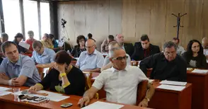 След емоционален дебат Голямата зала в Доходното стана „Младен Киселов“