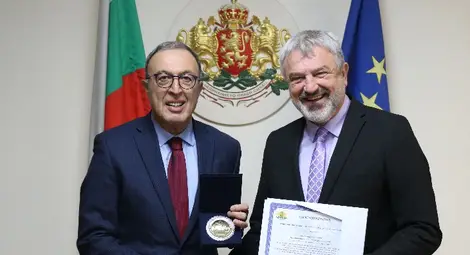 Експрезидентът Петър Стоянов бе удостоен с плакет от областния управител на Русе Драгомир Драганов Експрезидентът Петър Стоянов бе удостоен с плакет от областния управител на Русе Драгомир Драганов