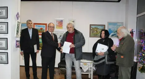 Русенски художници представят близо 200 картини в коледна изложба. Володя Кенарев бе удостоен със знака на областния управител