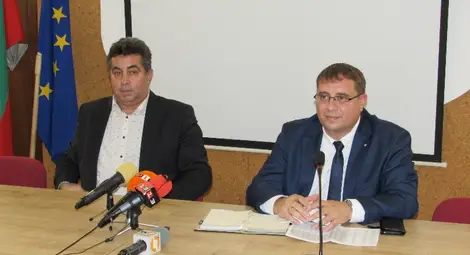 Галин Григоров и Слави Пачалов провериха болничните заведения в Русе.                 Снимка ОА