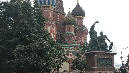 Преслава /клекналата пред знамената/ по време на посещението си в Москва. 		                  Снимка: Личен архив