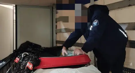 Задържани опаковки за цигари, екстази в миниподводница и парфюми донесоха награди на шестима русенски митничари Задържани опаковки за цигари, екстази в миниподводница и парфюми донесоха награди на шестима русенски митничари