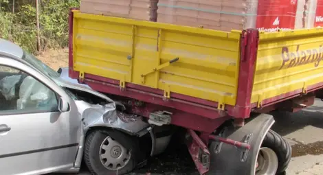 79-годишен шофьор се вряза в ремарке на спрял трактор