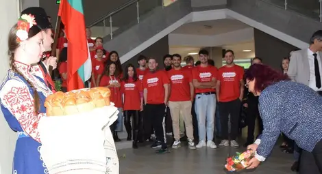 С народна музика, питка и здравец Русенският университет посрещна рекорден брой чуждестранни студенти по програма Еразъм+