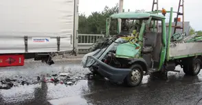 Шофьор на бус с много травми след удар в спрял тир на бул. „България“