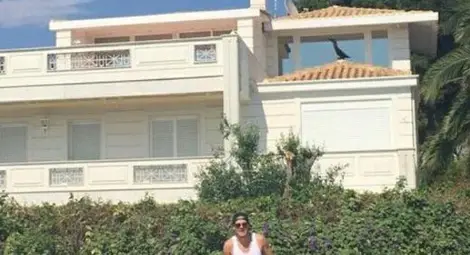 Български певец снима в къщата на Джони Деп