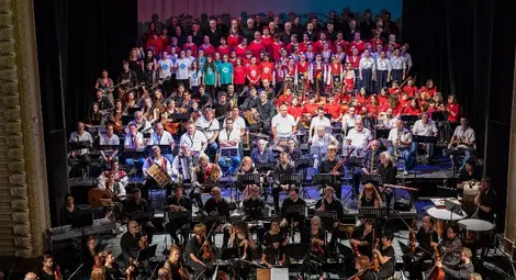 Сцената на операта се изпълни до краен предел от музиканти и хористи.  Снимка: Община Русе