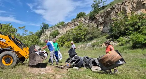 Над 50 тона отпадъци събрани в акцията по почистване в околностите на Басарбово и по Поломието Над 50 тона отпадъци събрани в акцията по почистване в околностите на Басарбово и по Поломието
