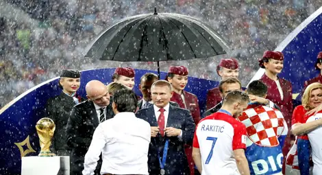 Трима президенти и един чадър на финала на Световното