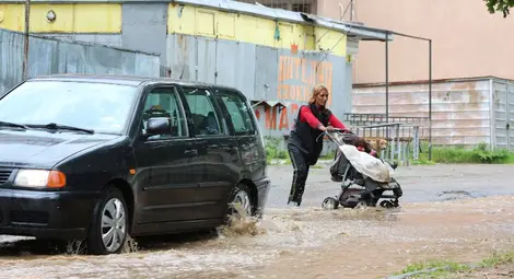 Порой наводни Казанлък за минути /галерия/