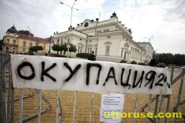 Автомобил се опита да премине през блокадата пред НС