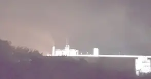 Гражданин за нетърпимата миризма на бакелит: Снимах пушещите комини на голяма промишлена сграда, разследвайте