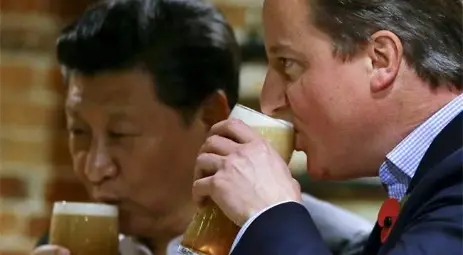 Дейвид Камерън и китайския президент Си Дзинпин на картофки с бира в лондонска кръчма